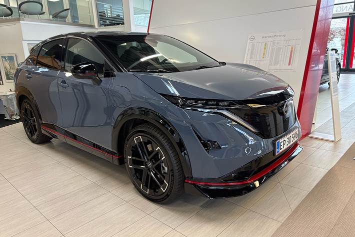 Grå Nissan Ariya fra 2025 set udefra