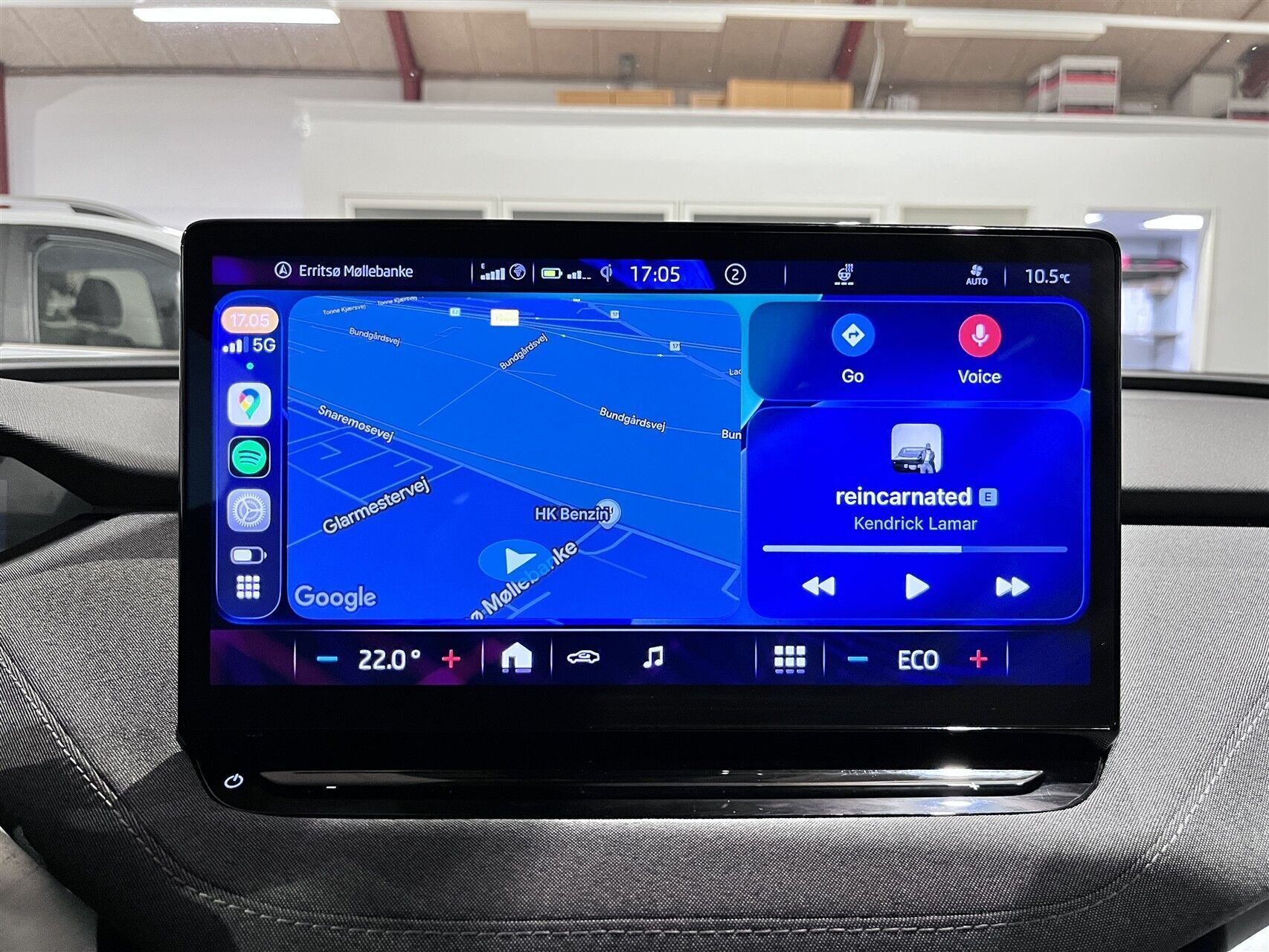 Hvid Skoda Enyaq fra 2021