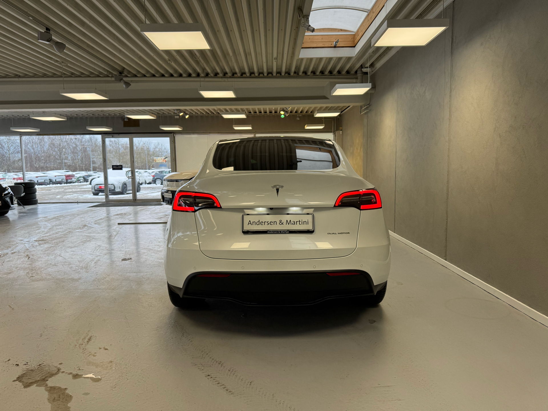 Hvid Tesla Model Y fra 2021