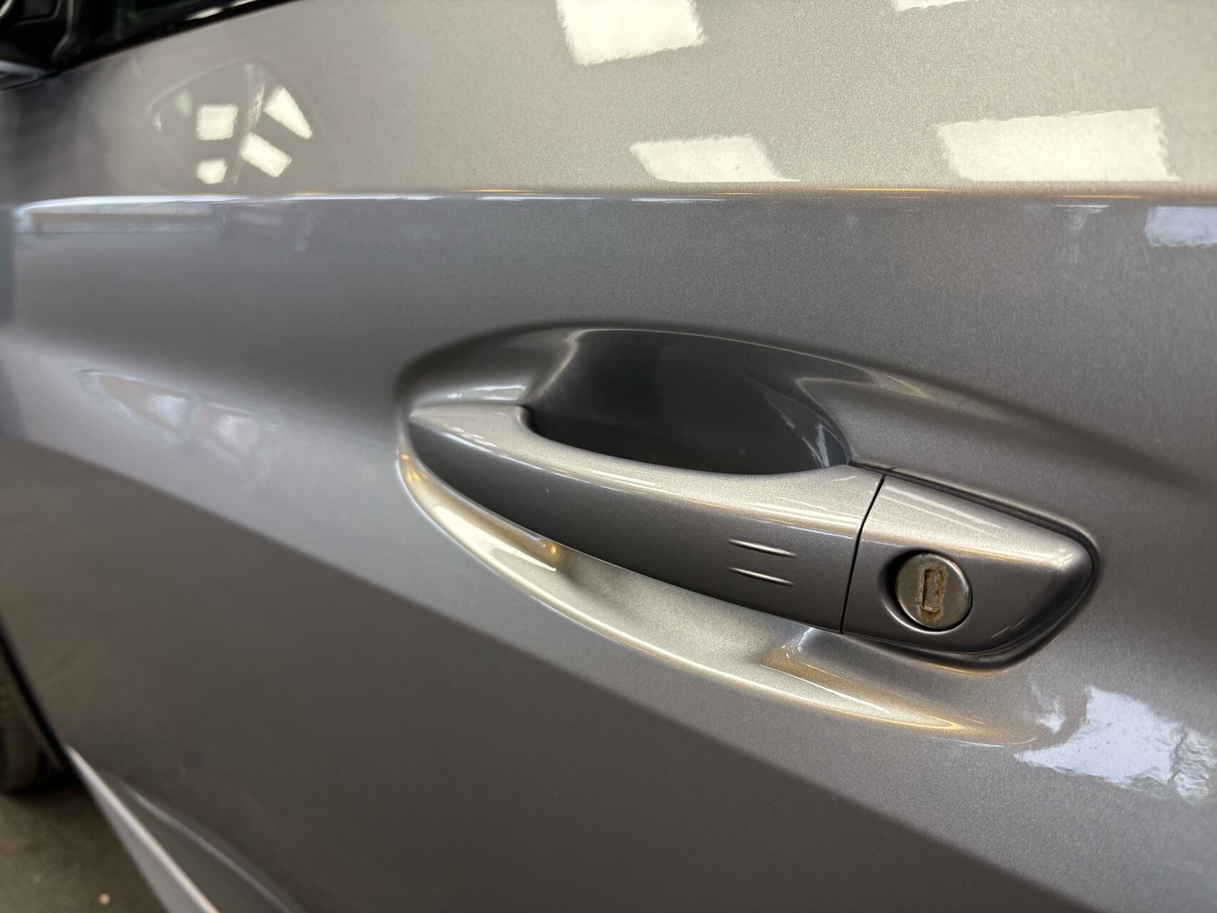 Grå Peugeot e-208 fra 2022