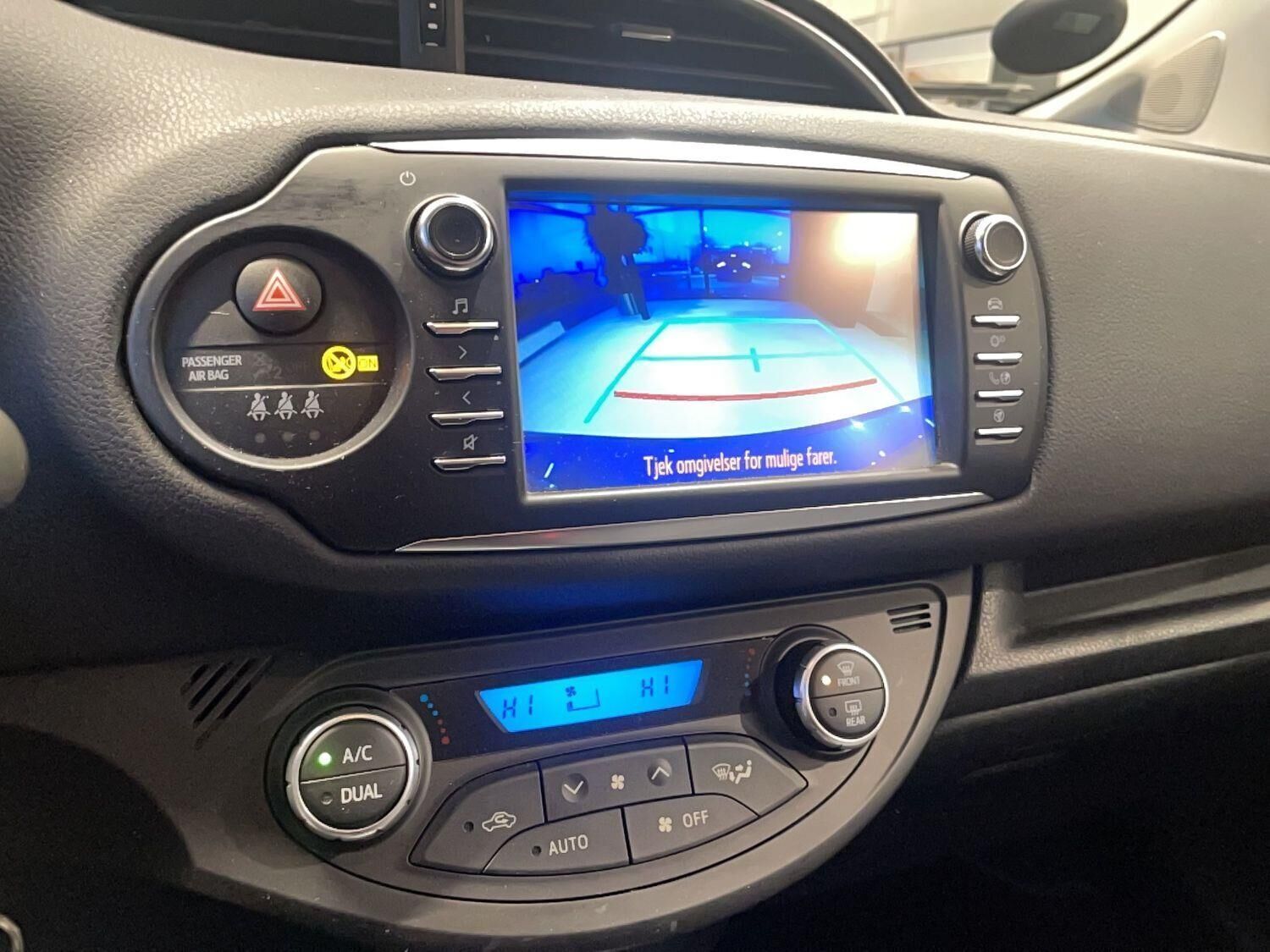 Blå Toyota Yaris fra 2017