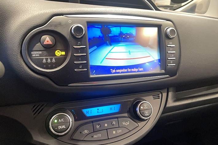 Blå Toyota Yaris fra 2017