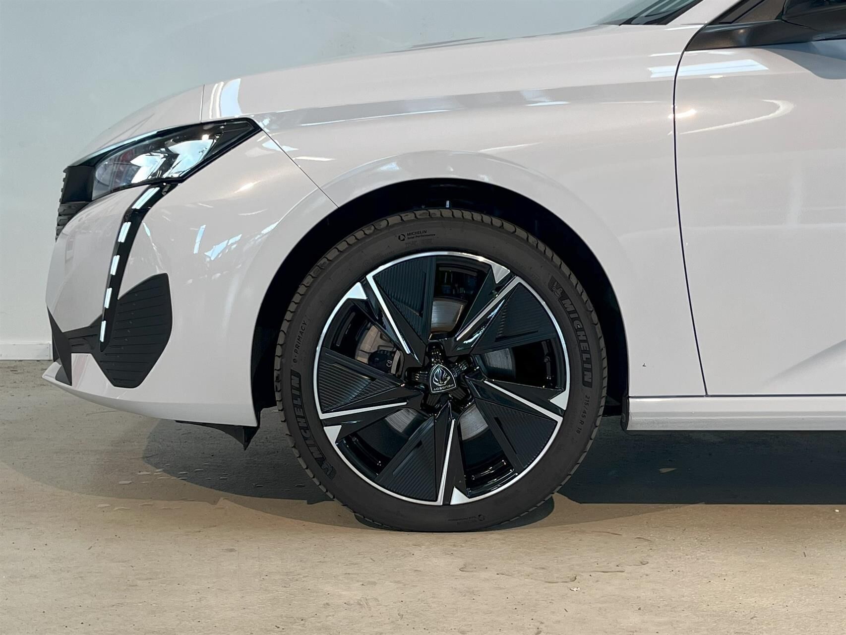 Hvid Peugeot E-308 fra 2024