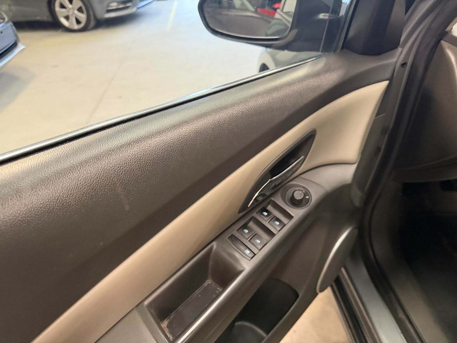 Grå Chevrolet Cruze fra 2010