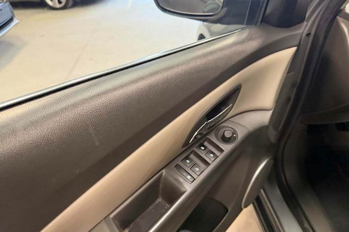 Grå Chevrolet Cruze fra 2010