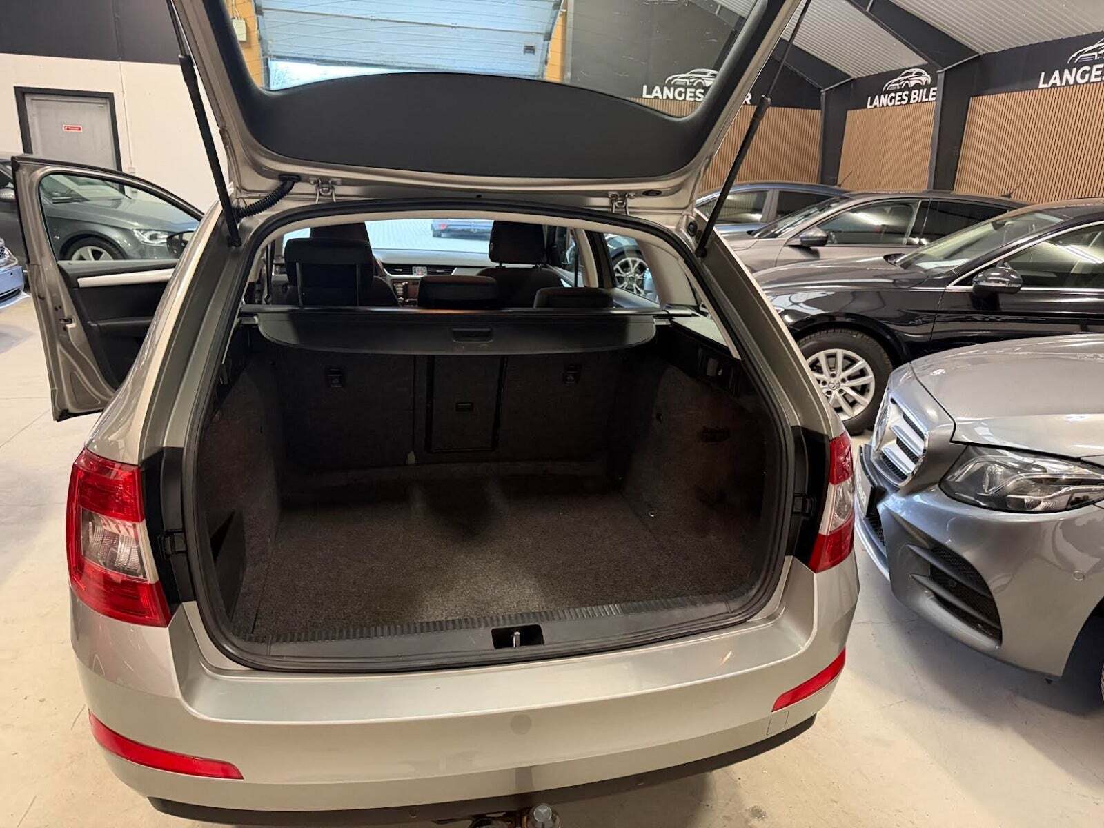 Orange Skoda Octavia fra 2014