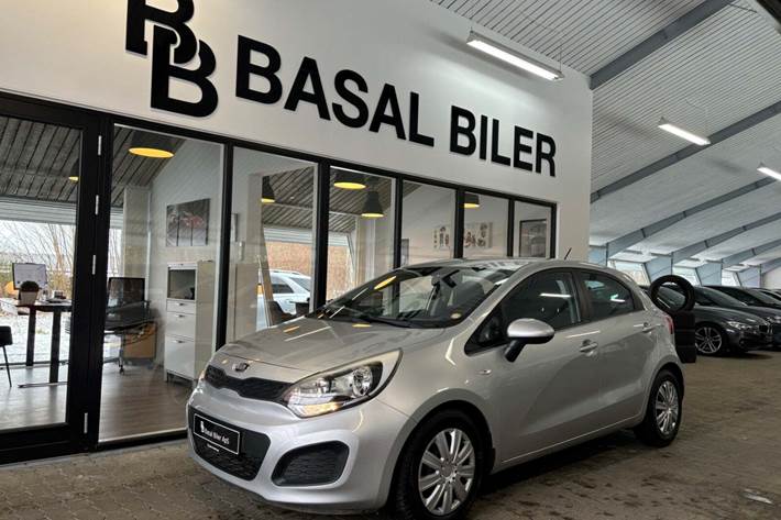 Grå Kia Rio fra 2013 set udefra