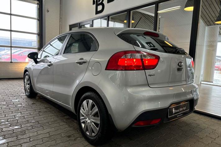 Grå Kia Rio fra 2013