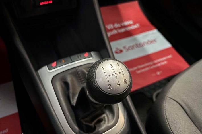 Grå Kia Rio fra 2013