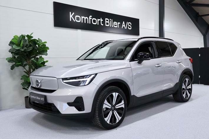 Sølv Volvo XC40 fra 2022 set udefra
