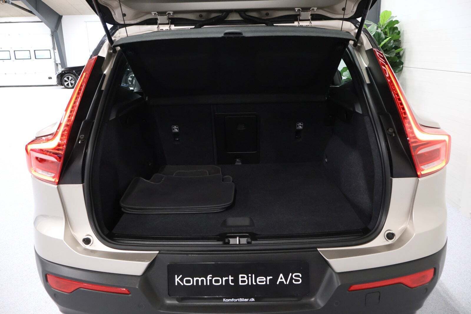 Sølv Volvo XC40 fra 2022