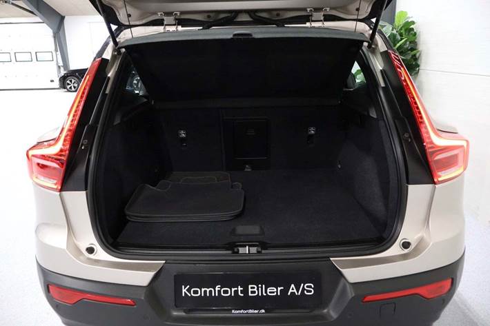 Sølv Volvo XC40 fra 2022