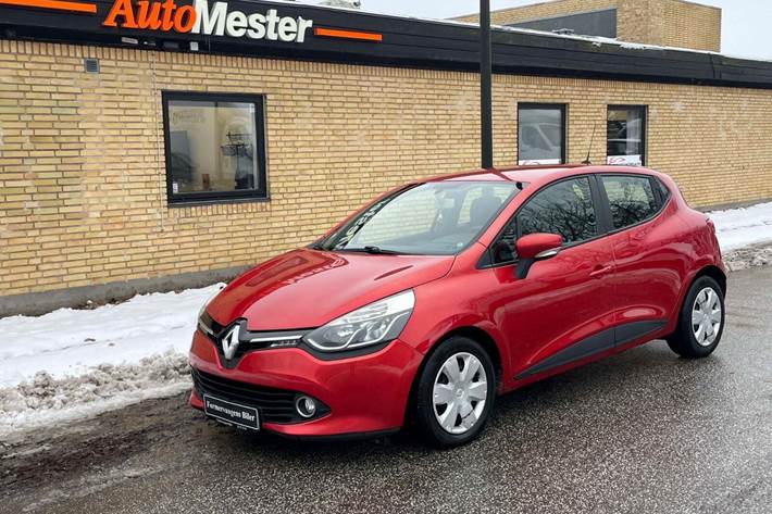 Rød Renault Clio IV fra 2012 set udefra