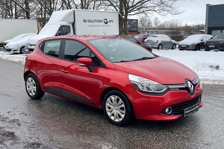 Rød Renault Clio IV fra 2012
