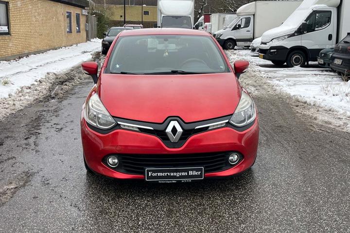 Rød Renault Clio IV fra 2012
