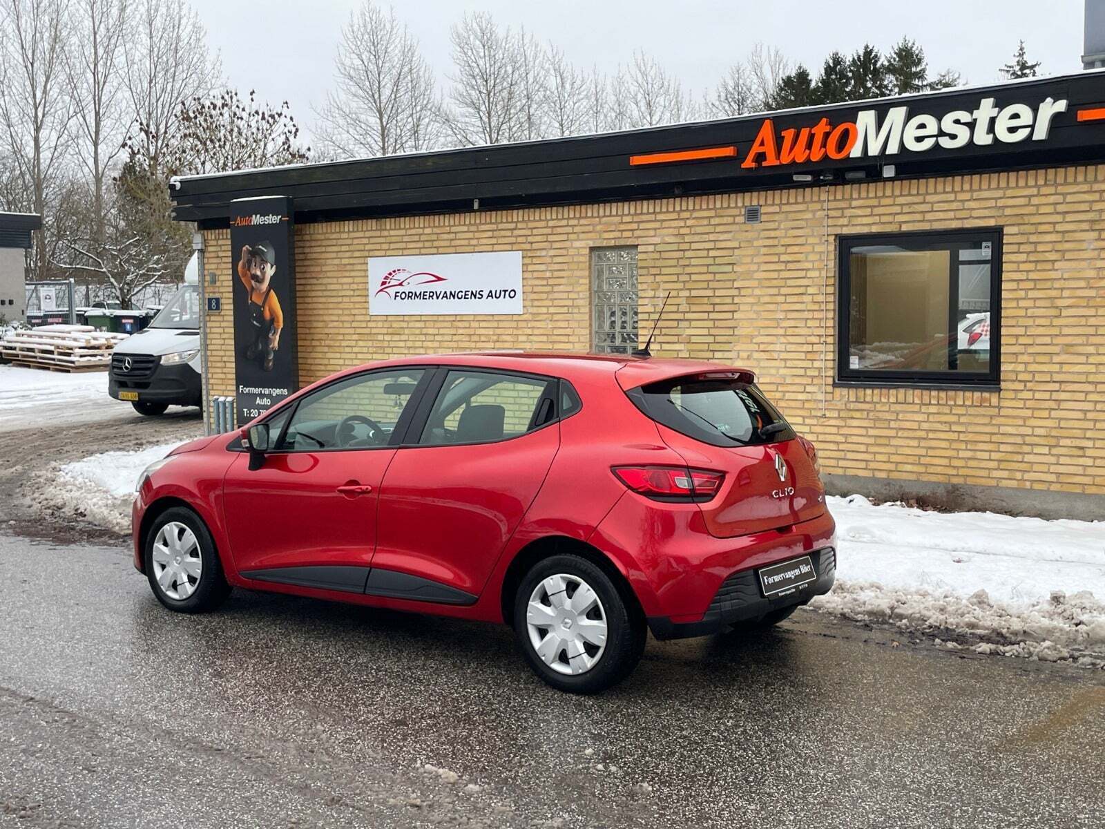 Rød Renault Clio IV fra 2012