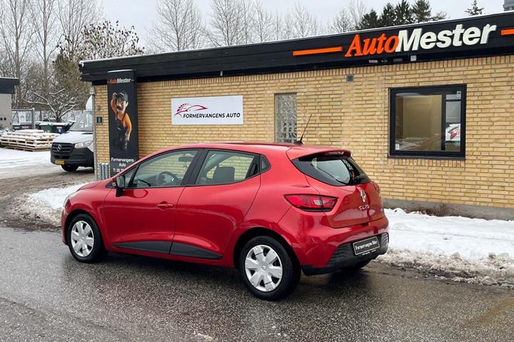 Rød Renault Clio IV fra 2012