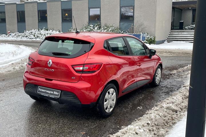 Rød Renault Clio IV fra 2012
