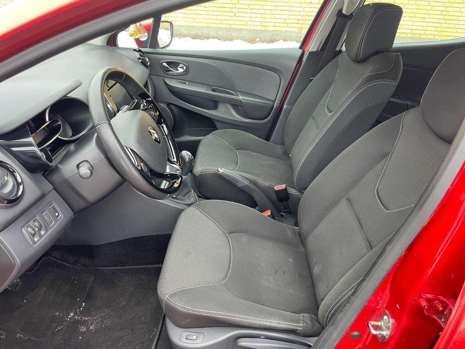 Rød Renault Clio IV fra 2012