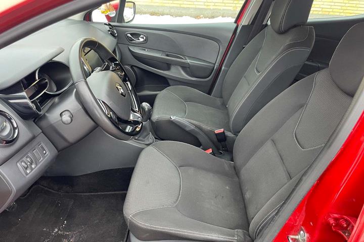 Rød Renault Clio IV fra 2012