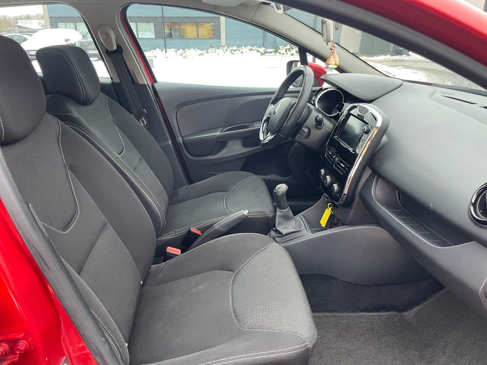 Rød Renault Clio IV fra 2012
