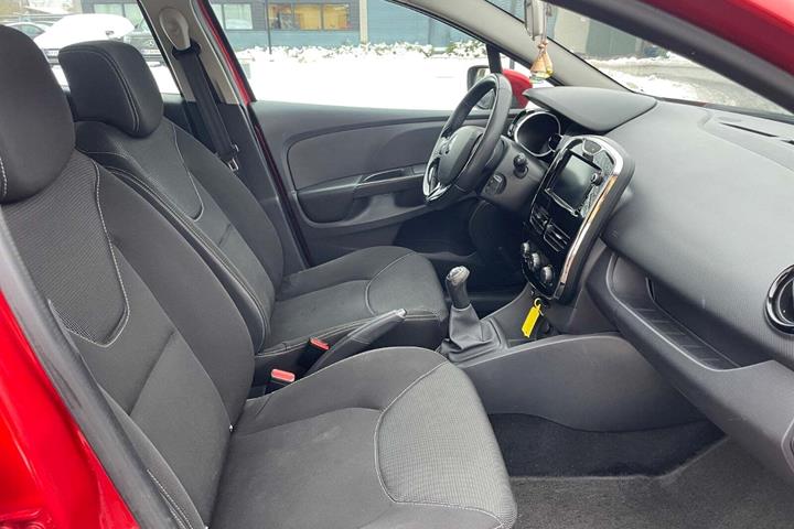 Rød Renault Clio IV fra 2012