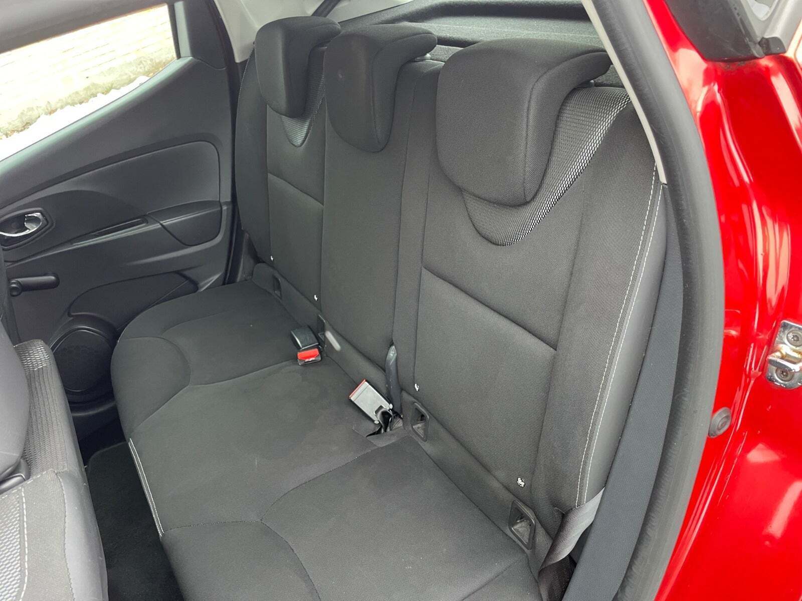 Rød Renault Clio IV fra 2012