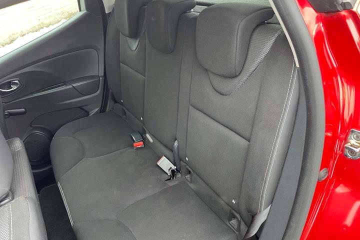 Rød Renault Clio IV fra 2012