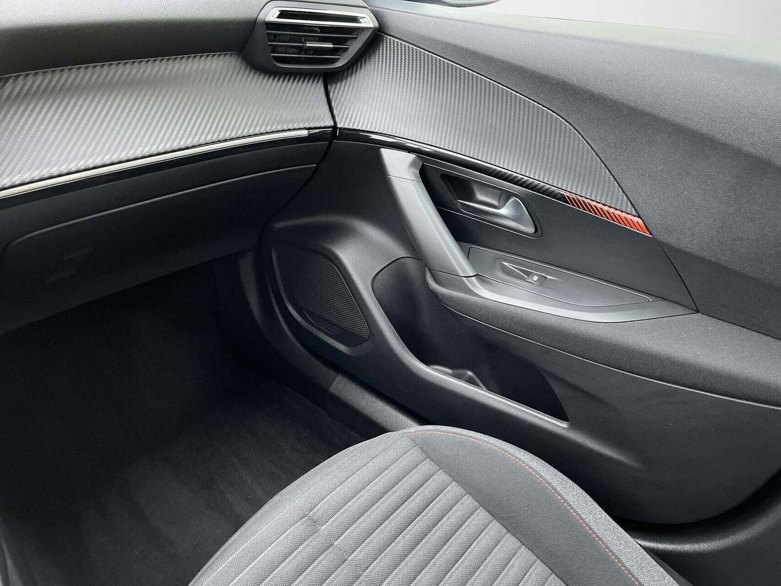 Blå Peugeot e-2008 fra 2021