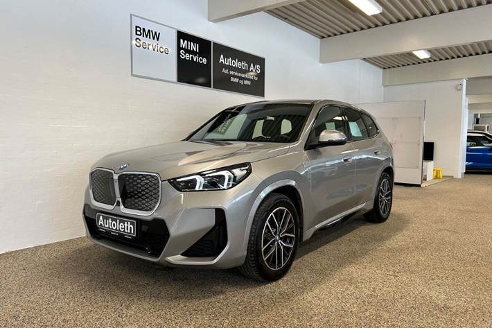 Grå BMW iX1 fra 2025 set udefra
