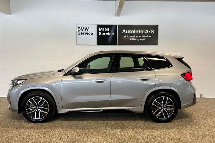 Grå BMW iX1 fra 2025