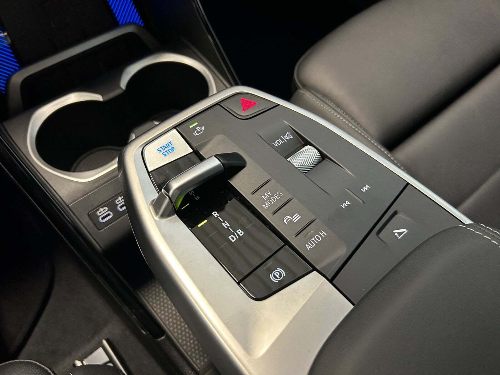 Grå BMW iX1 fra 2025