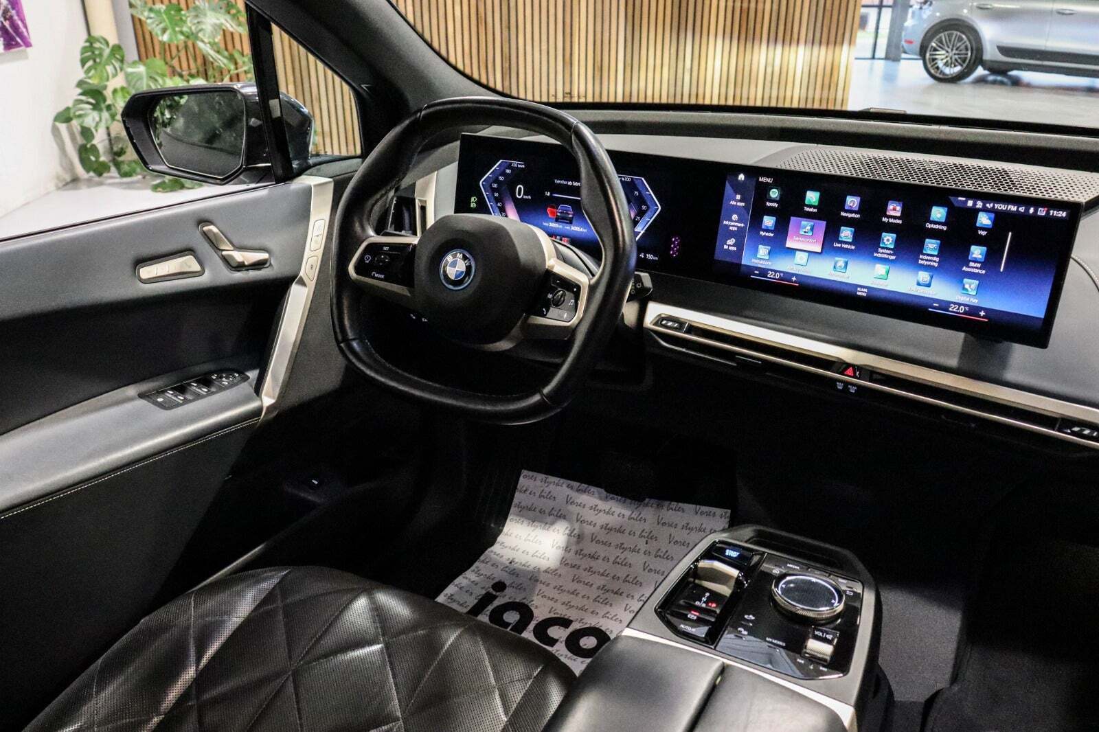 Grå BMW iX fra 2022