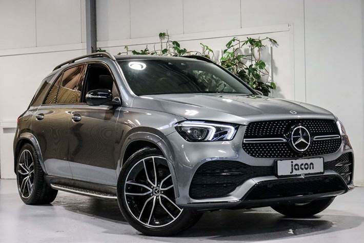 Grå Mercedes GLE350 de fra 2023 set udefra