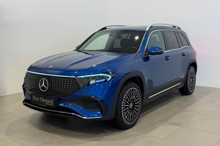 Blå Mercedes EQB350 fra 2025 set udefra