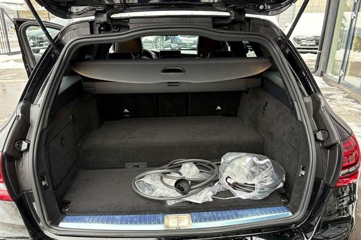 Sort Mercedes C300 de fra 2020