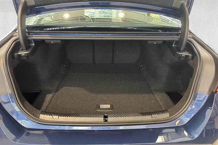 Blå BMW i5 fra 2025