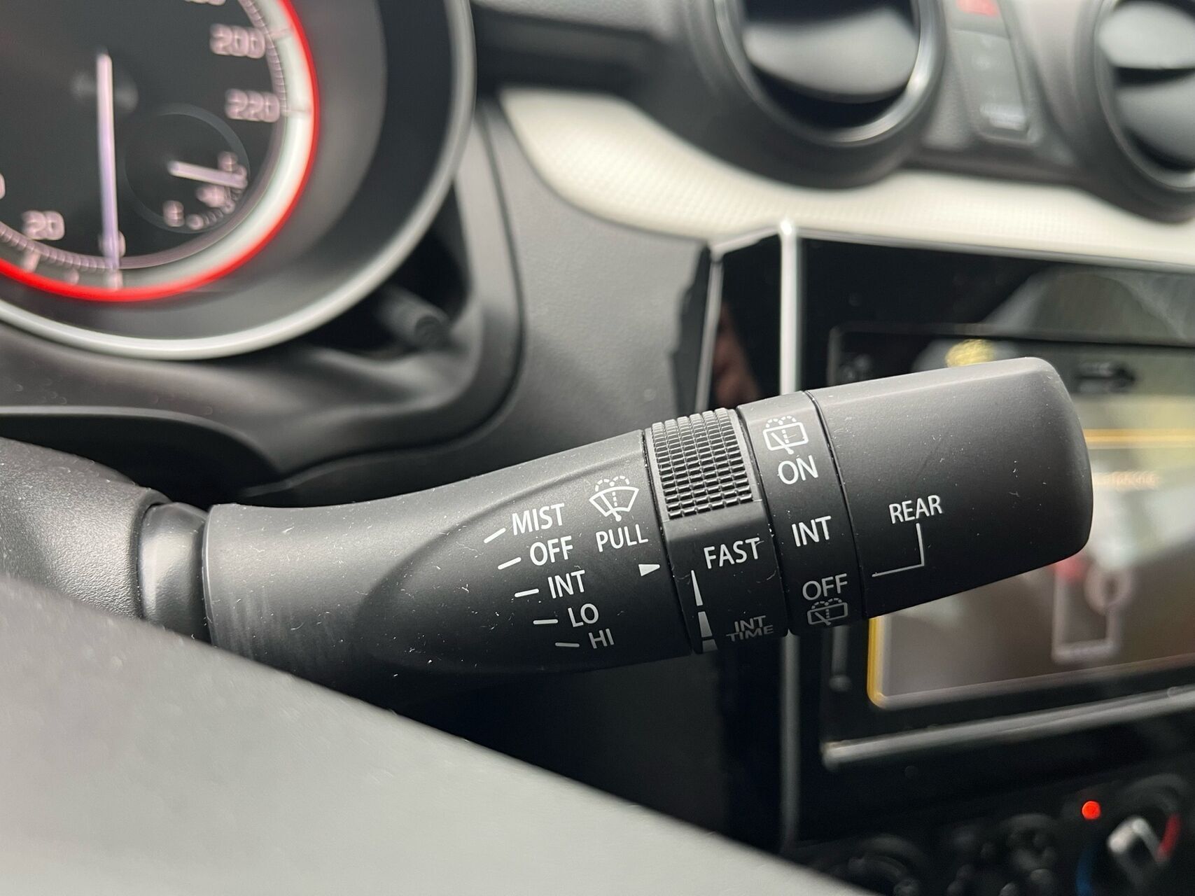 Rød Suzuki Swift fra 2022