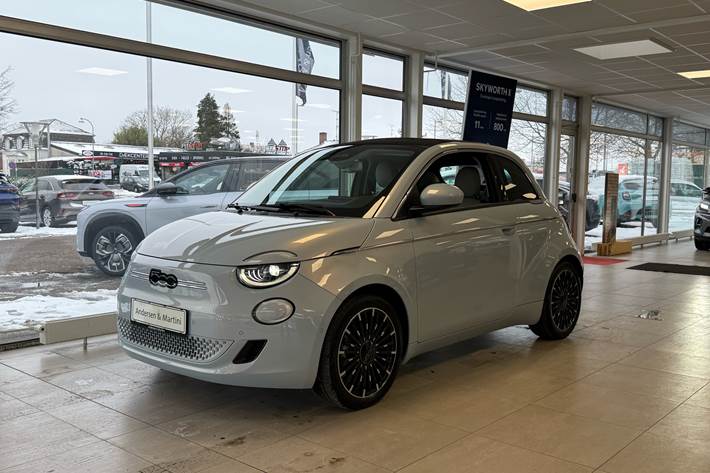 Blå Fiat 500e fra 2025 set udefra