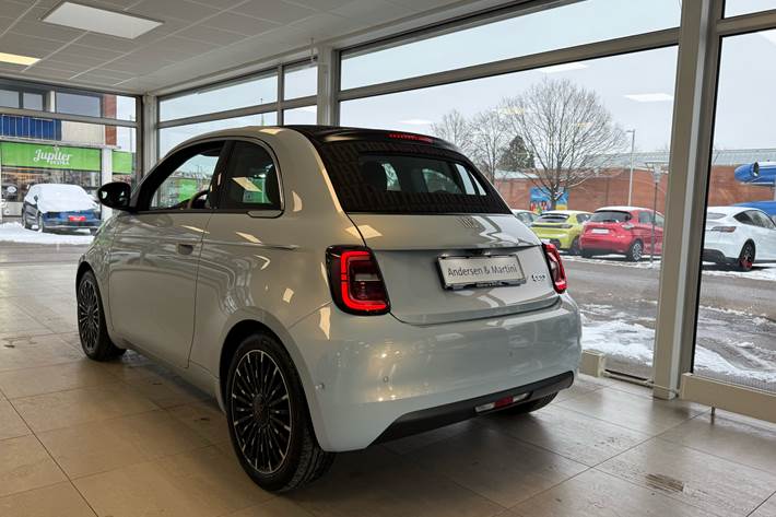 Blå Fiat 500e fra 2025