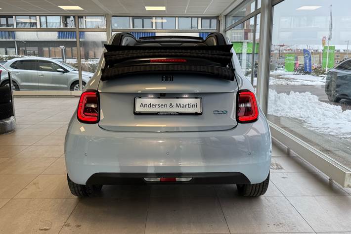 Blå Fiat 500e fra 2025