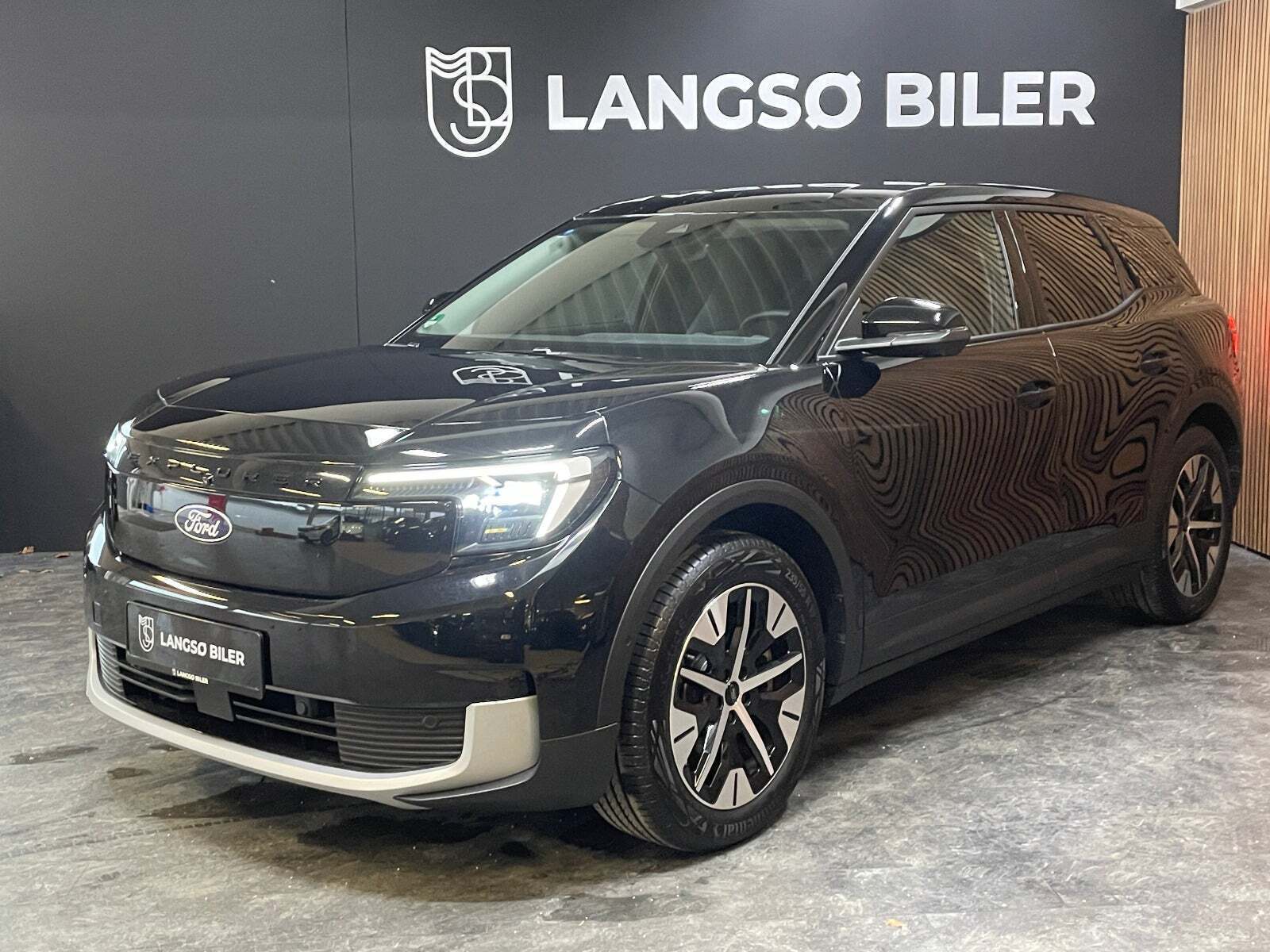 Ford Explorer 77 Select Extended Range