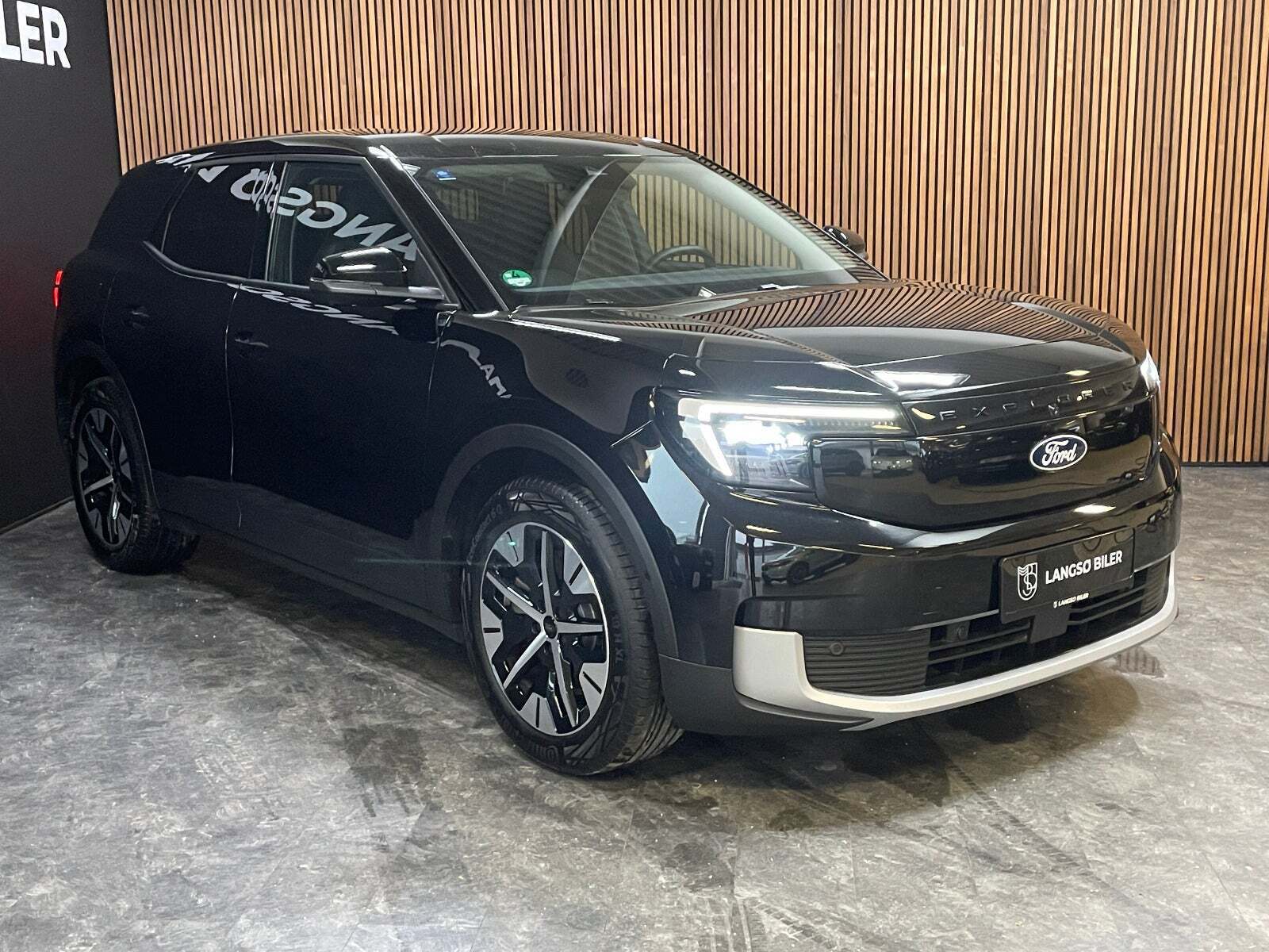 Ford Explorer 77 Select Extended Range