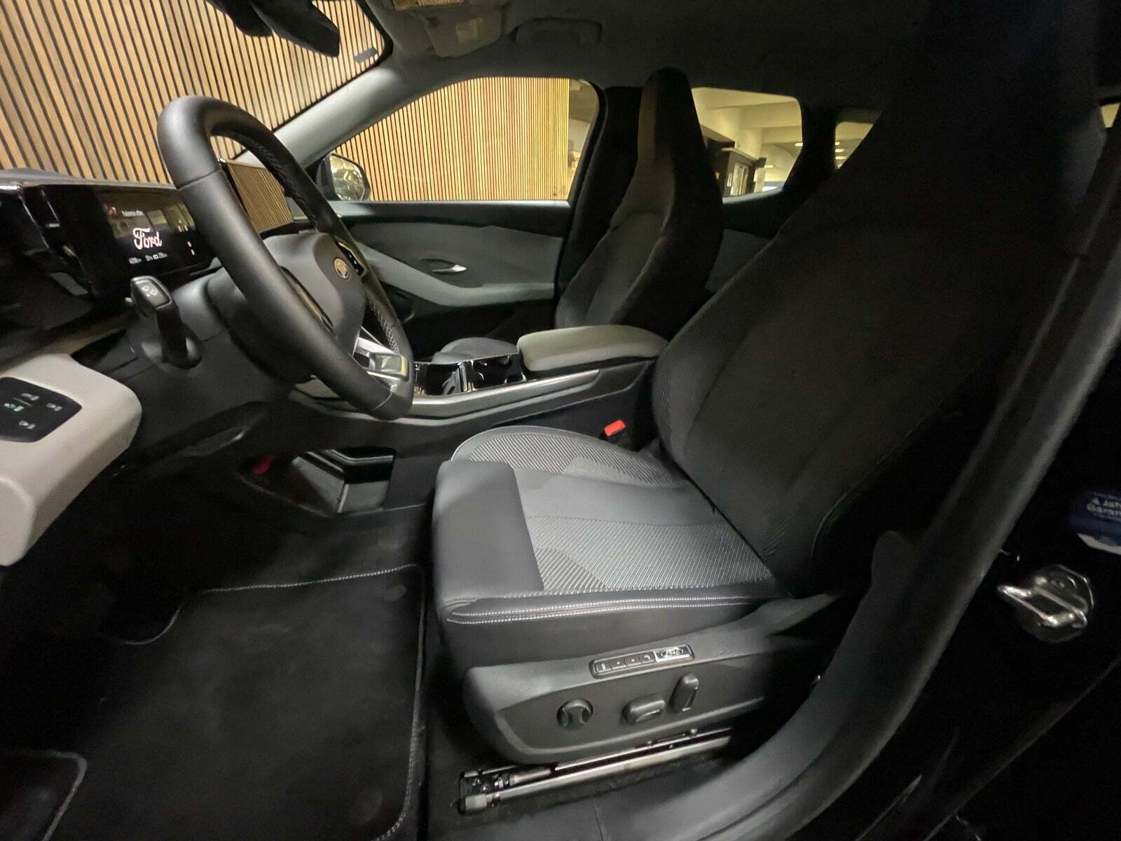 Ford Explorer 77 Select Extended Range