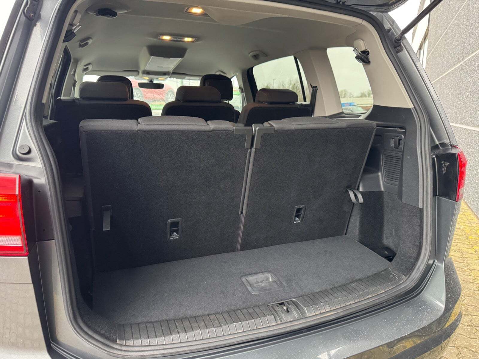 Grå VW Touran fra 2017