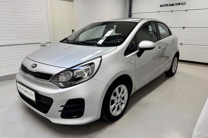 Sølv Kia Rio fra 2015 set udefra