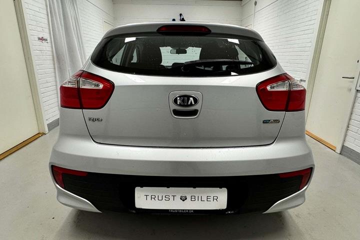 Sølv Kia Rio fra 2015