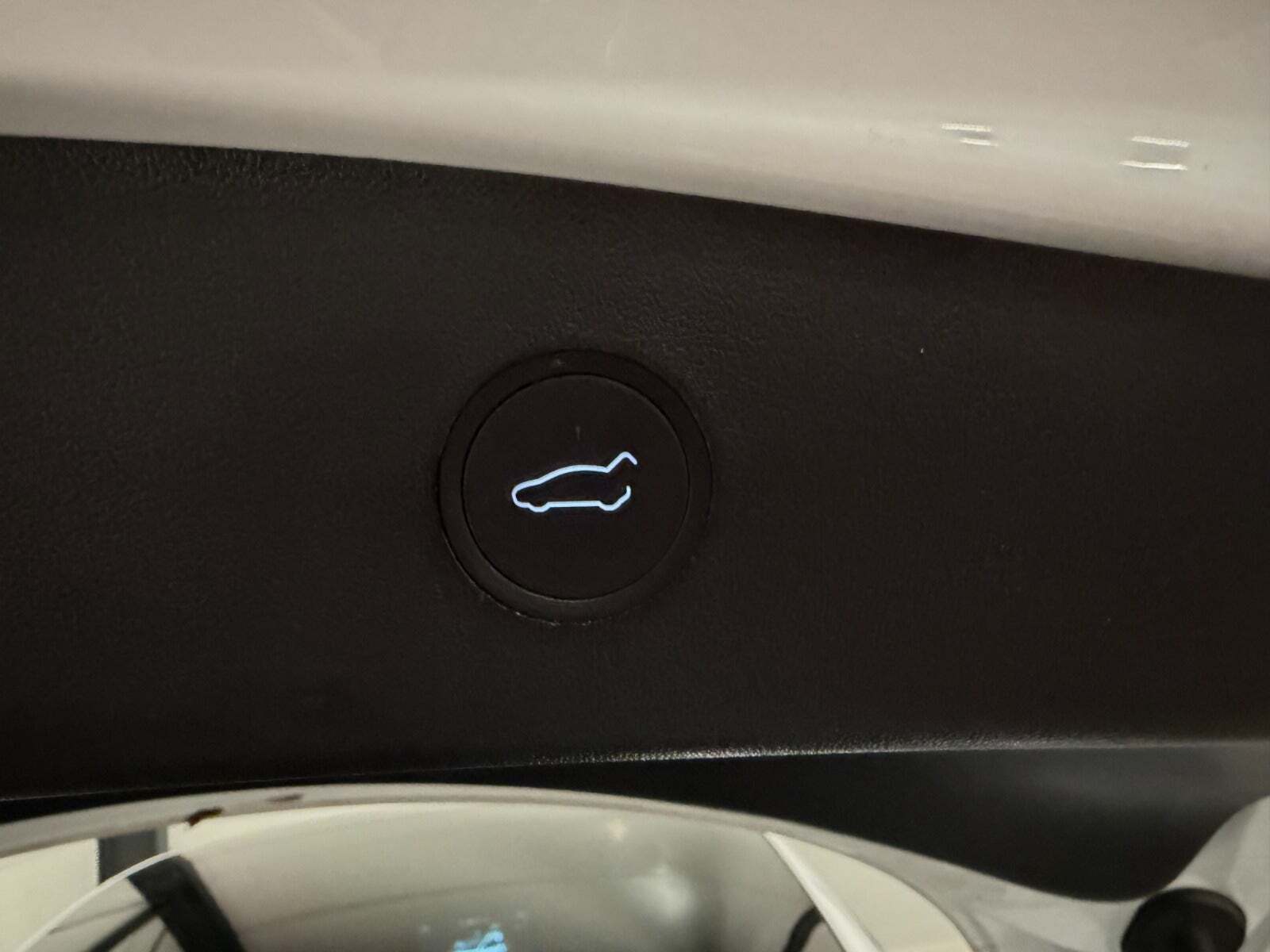 Hvid Tesla Model 3 fra 2023