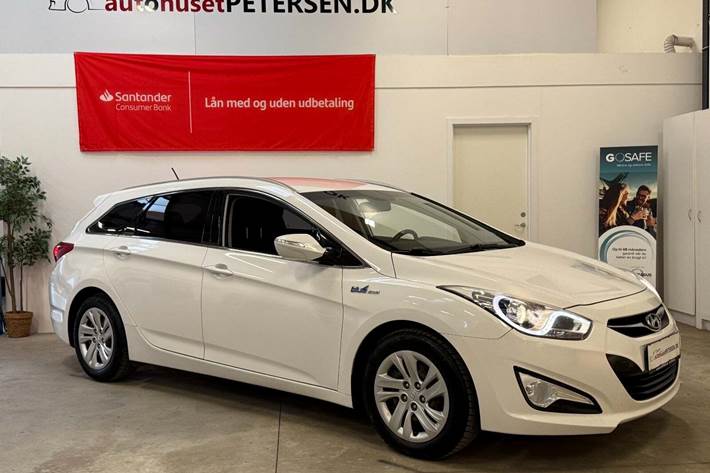 Hvid Hyundai i40 fra 2014 set udefra