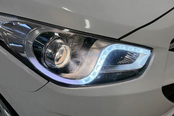 Hvid Hyundai i40 fra 2014 set udefra